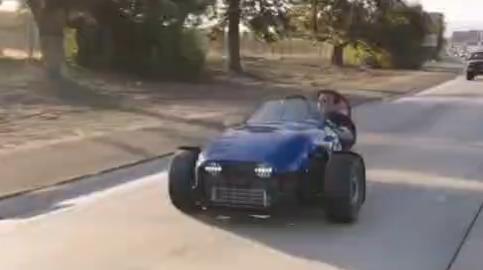 三轮跑车