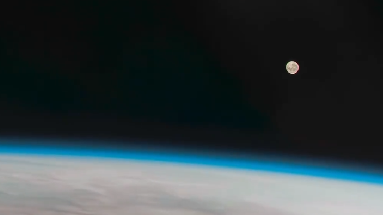 从空间站看月亮