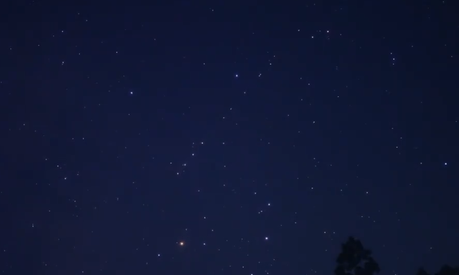 夜空中的星链卫星