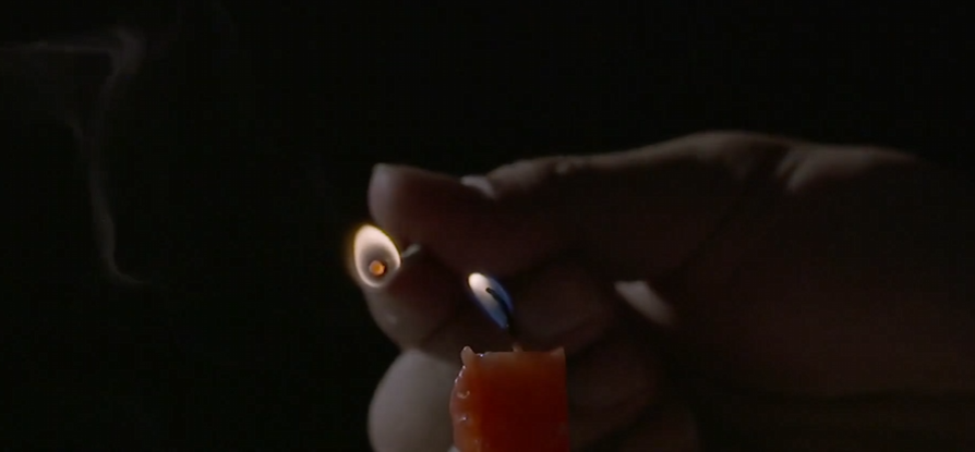 点燃蜡烛刚熄灭时产生的白烟实验