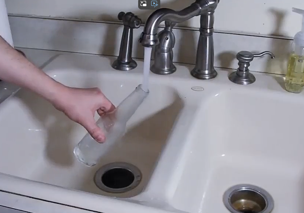 用冰块可以让水沸腾的原理