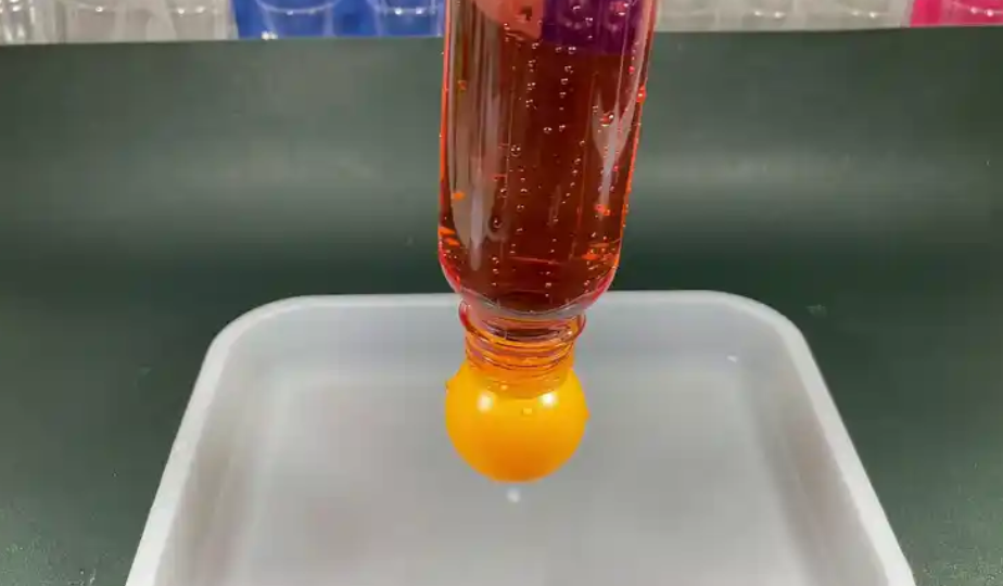 水吸乒乓球，大气压强原理