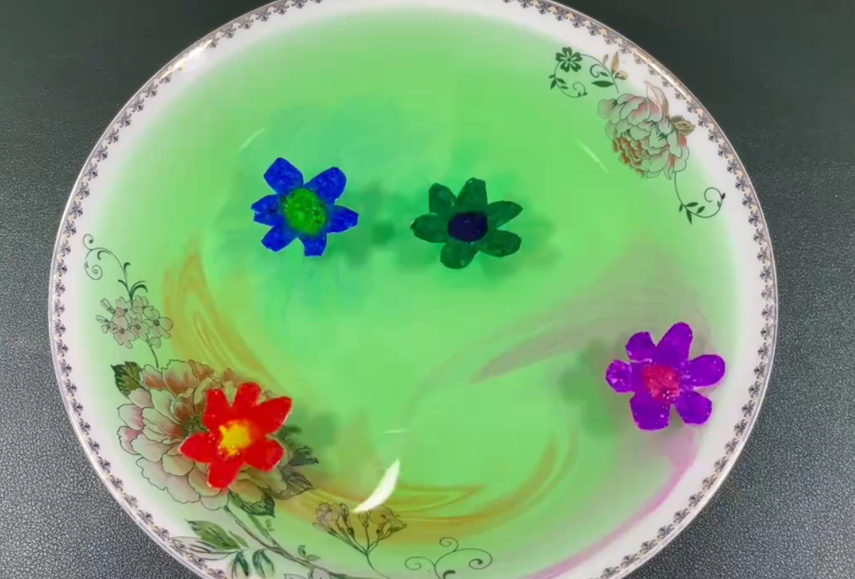 纸折叠放在水中瞬间展开，亲子早教