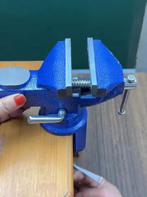 拇指上的台钳制作过程