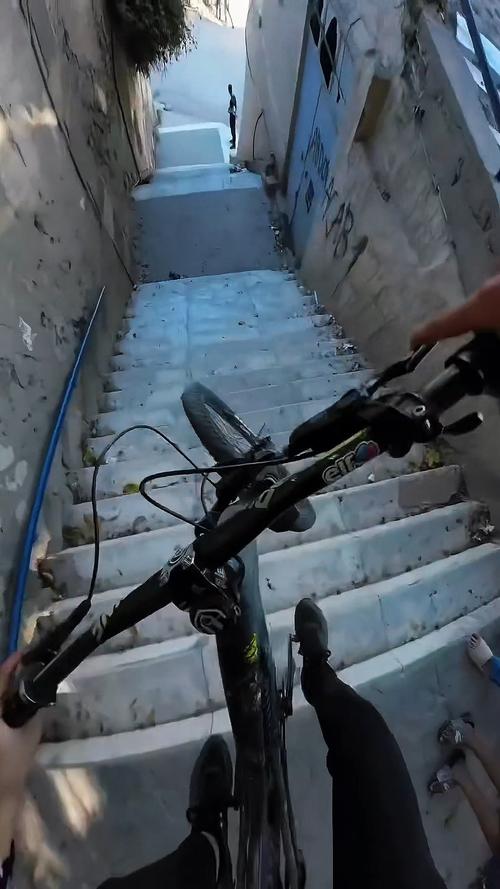 楼梯降速为什么会翻车？