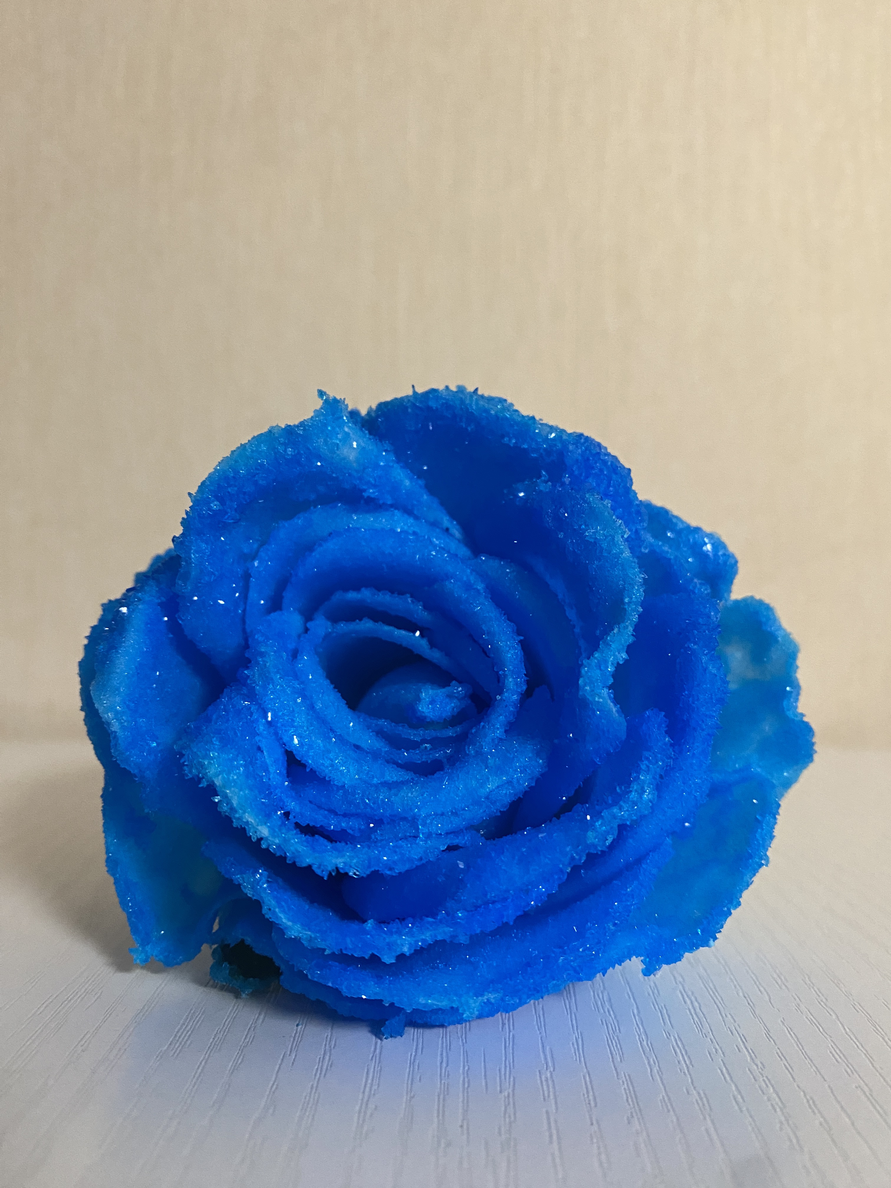 从烧杯里长出的晶体玫瑰