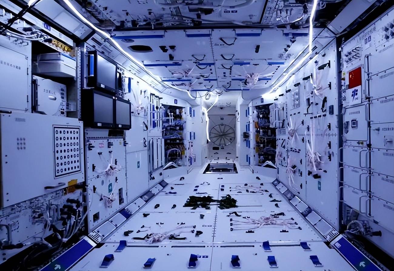 从空间站跳下，究竟会发生什么？